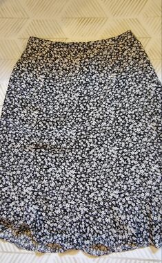 Vintage Rena Rowan Black and White Floral-Print Skirt Size 4 90s Y2k